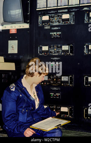 Sellafield, England, UK. Juillet 1986. L'usine de retraitement nucléaire. Une femme scientifique à l'intérieur de la salle de contrôle. Photo : © Simon Grosset. Archive : image numérisé à partir d'un original de la transparence. Banque D'Images