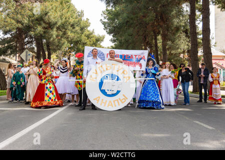 Anapa, Russie - Mai 1, 2019 : démonstration du premier mai, les participants avec une affiche "La culture de l'ANAPA' dans la zone de villégiature de l'ANAPA Banque D'Images