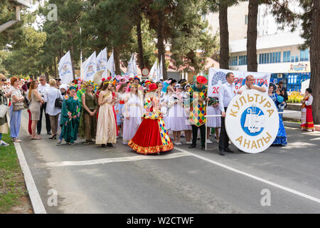 Anapa, Russie - Mai 1, 2019 : démonstration du premier mai, les participants avec une affiche "La culture de l'ANAPA' dans la zone de villégiature de l'ANAPA Banque D'Images