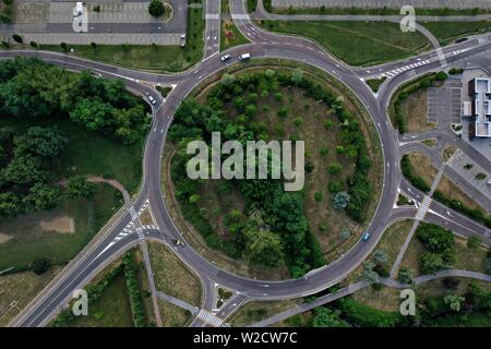 Maranello, Modène / Italie: Vue en aérogare d'un rond-point avec circulation de voiture et petit parc boisé à l'intérieur Banque D'Images