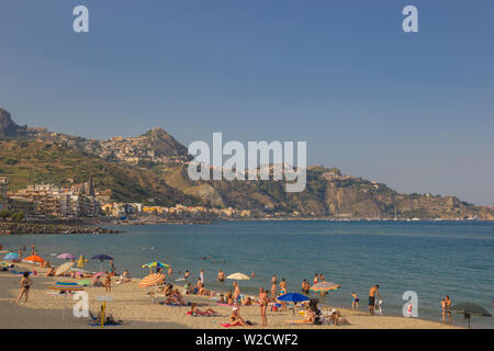 Giardini Naxos, Sicile Italie 2019 vue panoramique de la côte et de la plage avec des personnes appréciant les vacances en été Banque D'Images