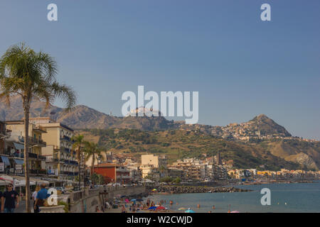 Giardini Naxos, Sicile Italie 2019 belle vue de la rue principale de la côte et à proximité montagne en direction Taormina en été Banque D'Images