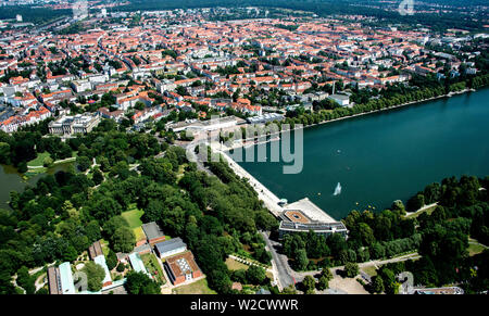 Hanovre, Allemagne. 25 Juin, 2019. Vue sur le lac Maschsee et le sud de la ville de Hanovre (vue aérienne d'un avion ultra-léger). Credit : Hauke-Christian Dittrich/dpa/Alamy Live News Banque D'Images