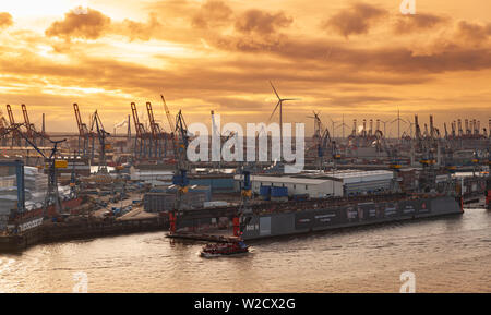 Hambourg , Allemagne - 26 novembre 2018 : port de Hambourg vue aérienne avec des bâtiments et des grues portuaires sur la côte de l'Elbe au coucher du soleil Banque D'Images