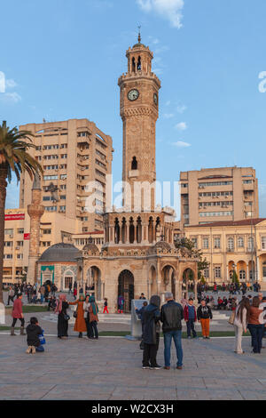 Izmir, Turquie - 5 Février 2015 : Konak Square view avec les gens autour de l'historique tour de l'horloge. Il a été construit en 1901 et accepté comme le symb Banque D'Images