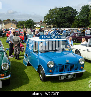 1961 automobile commerciale (Austin Mini Van de sauvetage Radio RAC) sur l'affichage et les visiteurs Classic Vehicle Show - Burley-In-Wharfedale, England, UK. Banque D'Images