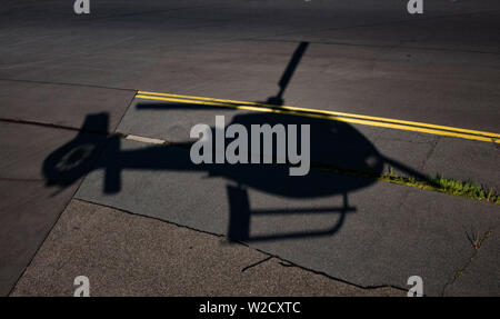 Berlin, Allemagne. 28 Juin, 2019. L'ombre d'un hélicoptère au décollage peut être vu sur la piste de l'aéroport de Schoenefeld. Crédit : Paul Zinken/dpa/Alamy Live News Banque D'Images