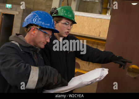 Les travailleurs du chantier naval de Ferguson's Marine chantier naval sur la rivière Clyde, à Port Glasgow, Ecosse, le 12 juin 2019. Banque D'Images