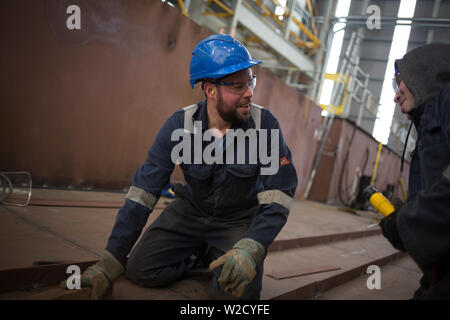 Les travailleurs du chantier naval chantier naval Marine Ferguson dans sur la rivière Clyde, à Port Glasgow, Ecosse. Banque D'Images