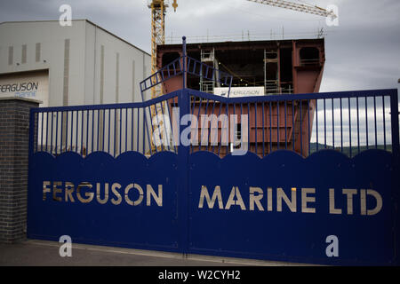 Les travailleurs du chantier naval chantier naval Marine Ferguson dans sur la rivière Clyde, à Port Glasgow, Ecosse. Banque D'Images