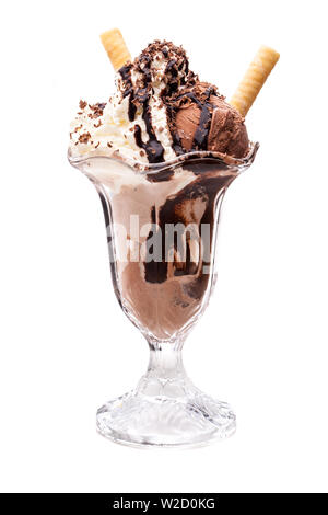 Coupe de glaces : un bol de glace au chocolat avec gaufres et sauce au chocolat Banque D'Images