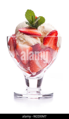 Coupe de glaces : un sundae fraise isolé sur fond blanc Banque D'Images