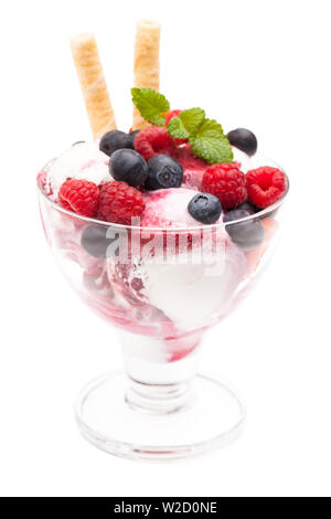 Coupe de glaces : sundae avec diverses baies sauvages isolé sur fond blanc Banque D'Images