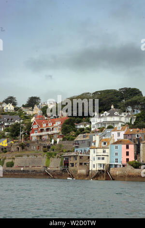 Salcombe waterfront : maisons avec leurs pieds dans l'eau - l'estuaire de Salcombe, Devon, UK Banque D'Images