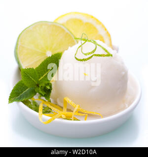 Coupe de glaces : un bol de crème glacée au citron isolé sur fond blanc Banque D'Images
