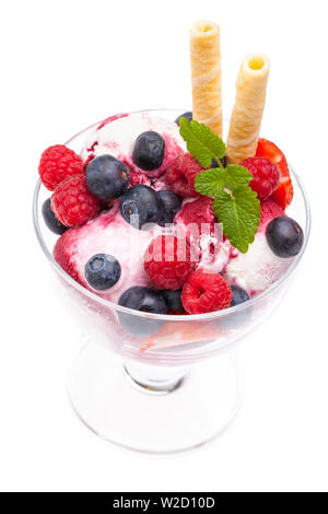 Coupe de glaces : un vrai sundae fruits comestibles à partir de ci-dessus sur fond blanc Banque D'Images
