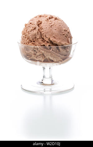 Coupe de glaces : une seule cuillère à crème glacée dans un verre sur fond blanc Banque D'Images