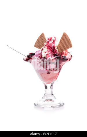 Coupe de glaces : sundae avec gaufres et fruits de la forêt isolé sur fond blanc Banque D'Images
