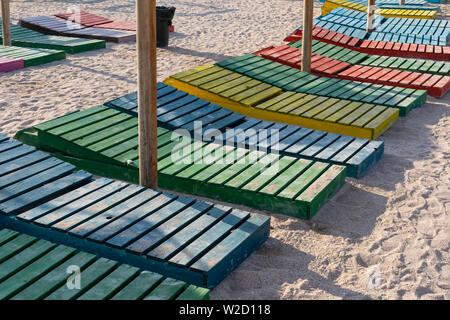 Transats et parasols en bois coloré à Vama Veche, en bord de la mer Noire, la Roumanie Banque D'Images