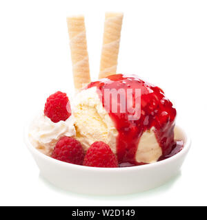 Coupe de glaces : crème glacée à la vanille garnie de rasperries et ice cream cones sur fond blanc Banque D'Images