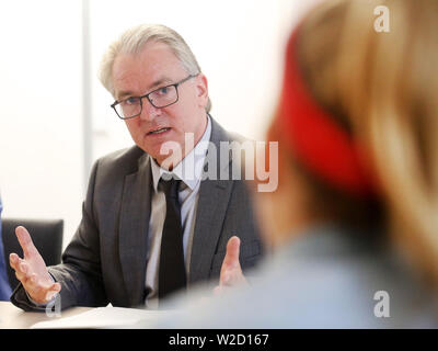 08 juillet 2019, en Rhénanie du Nord-Westphalie, Mülheim : Marc Bucholz, responsable des affaires sociales, de la jeunesse et de la Santé, répond aux questions des journalistes sur une jeune femme qui a été agressé et abusé sexuellement par un groupe de jeunes le vendredi (05.07.2019). Soupçonné d'urgence est un groupe d'enfants et adolescents. Vous avez été mis en cause, l'enquête policière se poursuit lundi. Photo : Roland Weihrauch/dpa Banque D'Images