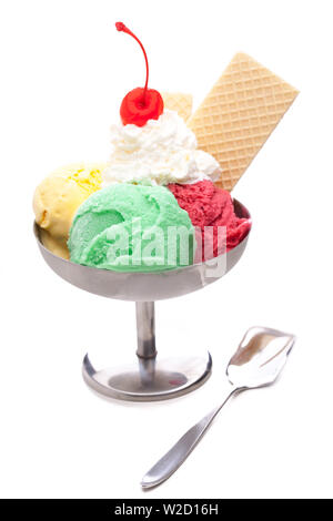 Coupe de glaces sundae : boules de glace en rouge, vert et jaune dans une tasse de crème glacée classique isolé sur fond blanc Banque D'Images