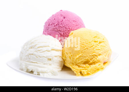 Coupe de glaces : Trois boules de crème glacée coloré on white plate Banque D'Images