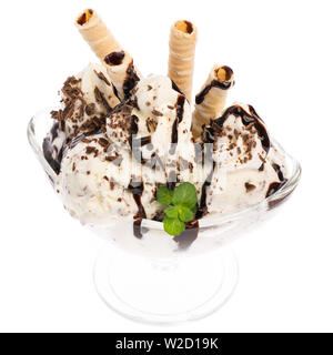 Coupe de glaces : sundae de crème glace stracciatella avec gaufres, crème et menthe isolé sur fond blanc Banque D'Images