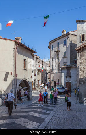 Les touristes dans une ruelle de Pescocostanzo Banque D'Images