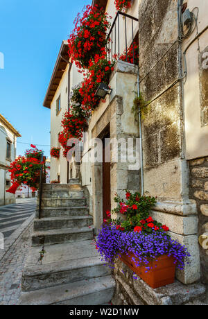 Les pots de fleurs dans la rue de Pescocostanzo Banque D'Images