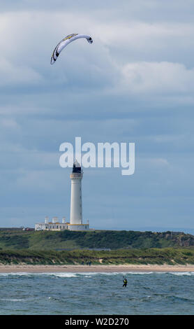 7 juillet 2019. Lossiemouth West Beach, Moray, Ecosse, Royaume-Uni. C'est personne kite surf en mer près de Phare Covesea dans la côte de Moray. Banque D'Images