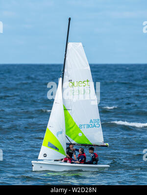 7 juillet 2019. Lossiemouth West Beach, Moray, Ecosse, Royaume-Uni. C'est une petite embarcation à voile avec les Cadets de la voile sur la côte de Moray. Banque D'Images