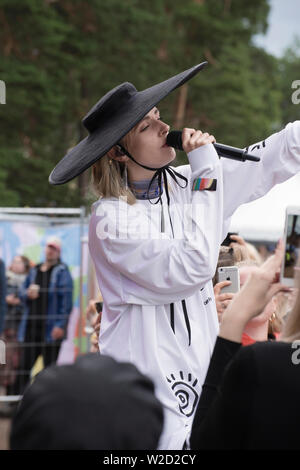 Turku, Finlande. 7 juillet 2019. La chanteuse danoise Mø effectue au 50e Festival Ruisrock. (Photo : Stefan Crämer) Banque D'Images
