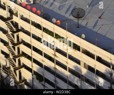 Une vue de haut niveau d'un bloc d'appartements avec des escaliers extérieurs dans le centre de Bangkok, Thaïlande. Banque D'Images