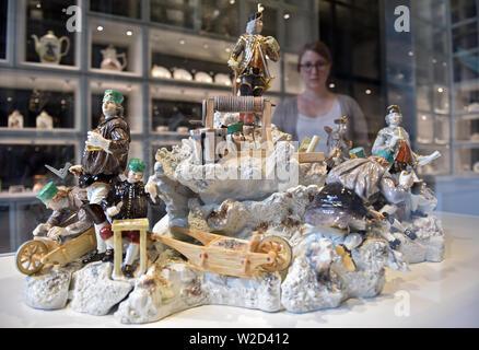 Bochum, Allemagne. 08 juillet, 2019. Un employé se tient derrière un centre de table en porcelaine de Meissen intitulée "comme Bergwerk' ('La mine'). Après une longue période de reconstruction, le musée allemand de la mine Bochum présente deux nouveaux domaines thématiques dans l'exposition permanente : ressources minérales et de l'art Le musée avait été reconstruit pour trois ans. Crédit : Caroline Seidel/DPA - ATTENTION : Seulement pour un usage éditorial en liaison avec l'établissement de rapports sur l'exposition et qu'avec mention complète de la crédit ci-dessus/dpa/Alamy Live News Banque D'Images