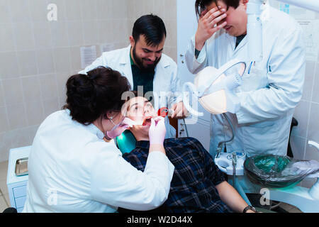 L'Université de médecine. Médecin Dentiste enseignant professionnel traite les dents pour le patient dans le bureau pour l'équipement moderne. Le concept de la formation médicale Banque D'Images