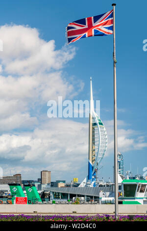 L'Union européenne drapeau flotte au-dessus du service de ferry terminal passager à Portsmouth, Hampshire, Angleterre Banque D'Images