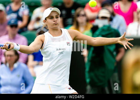 Londres, Royaume-Uni, le 8 juillet 2019 : numéro un mondial Ashleigh Barty d'Australie est en action au cours du 4ème cycle au jour 7 au tennis de Wimbledon 2019 au All England Lawn Tennis et croquet Club à Londres. Crédit : Frank Molter/Alamy live news Banque D'Images