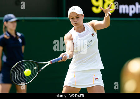 Londres, Royaume-Uni, le 8 juillet 2019 : numéro un mondial Ashleigh Barty d'Australie est en action au cours du 4ème cycle au jour 7 au tennis de Wimbledon 2019 au All England Lawn Tennis et croquet Club à Londres. Crédit : Frank Molter/Alamy live news Banque D'Images
