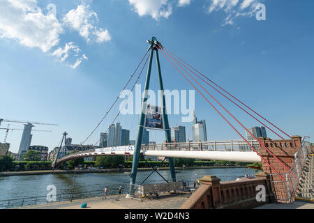 Frankfurt am Main, juillet 2019. Une vue sur le pont de Holbeinsteg Banque D'Images