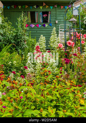 Un Chalet jardin autour d'un hangar en bois décoré de banderoles. Banque D'Images