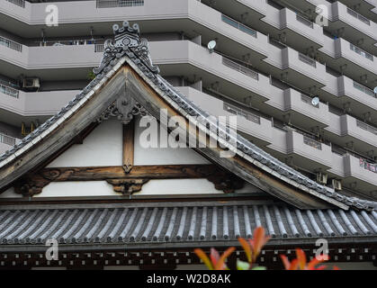 Nagoya, Japon - 29 juin, 2019. Toit décoré haut de temple bouddhiste à Nagoya, au Japon. Nagoya est un moyeu de fabrication et d'expédition dans le centre de Honshu. Banque D'Images