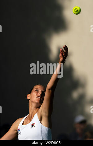 Karolina Pliskova de tchèque République servant contre Ekaterina Alexandrova au Nature Valley International 2019, le Devonshire Park, Eastbourne - Angleterre. Banque D'Images