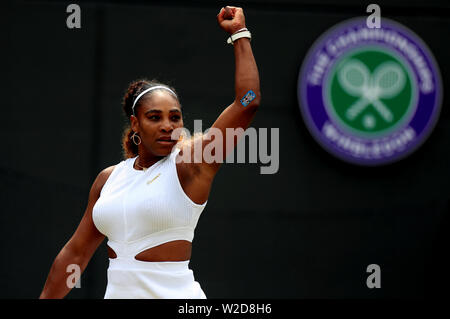 Un plâtre sur le coude de Serena Williams en tant qu'elle est en concurrence contre Carla Suarez Navarro le jour sept de la Wimbledon à l'All England Lawn Tennis et croquet Club, Wimbledon. Banque D'Images