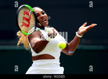 Un plâtre sur le coude de Serena Williams alors qu'elle rivalise contre Carla Suarez Navarro le septième jour des Championnats de Wimbledon au All England Lawn tennis and Croquet Club, Wimbledon. Banque D'Images