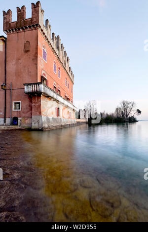 Lazise : la villa Bernini Buri surplombant le lac de Garde. Province de Vérone, Vénétie, Italie, Europe. Banque D'Images