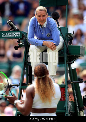 La présidente du conseil d'administration Aurelie Tourte parle à Serena Williams après qu'elle la pénalise pour avoir joué un tir sur le mauvais côté du filet le septième jour des championnats de Wimbledon au All England Lawn tennis and Croquet Club, Wimbledon. Banque D'Images