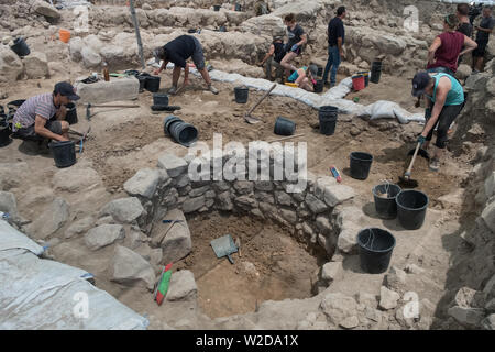 Kiryat Gat, Israël. 8 juillet, 2019. L'Australie, Israël et le sud-coréen réalisé par les bénévoles Le professeur Yosef Garfinkel, de l'Université hébraïque et le professeur Kyle Keimer de Macquarie University à Sydney, en Australie, les fouilles sur le site de Khirbet un Rai dans les collines de Judée, entre Kiryat Gat et Lakis. Credit : Alon Nir/Alamy Live News Banque D'Images