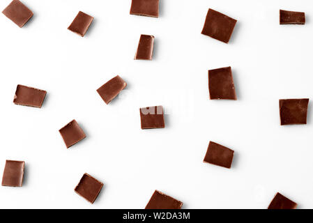Tranches de chocolat sur fond blanc, vue du dessus Banque D'Images