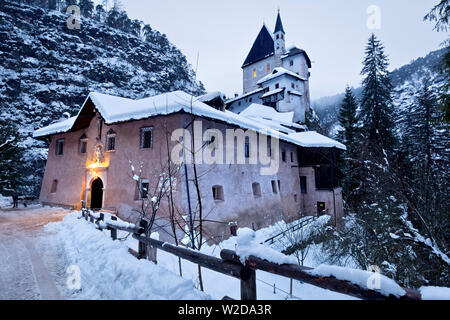 Le sanctuaire médiéval de San Romedio. Vallée de la province de Trento, non, Trentin-Haut-Adige, Italie, Europe. Banque D'Images